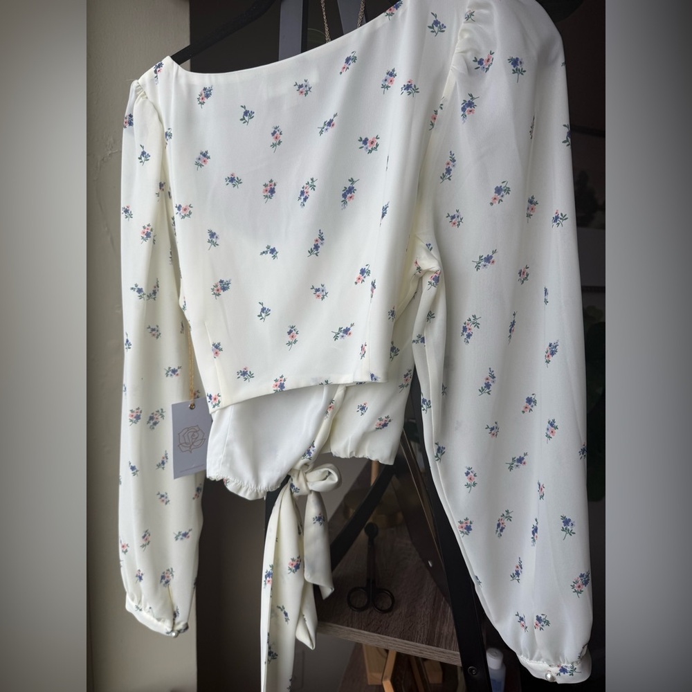 Backyard Roses Shelly Top Size Medium NWT - Picture 12 of 15